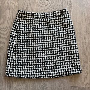 Banana Republic Classic Black and White Houndstooth Skirt in size 2